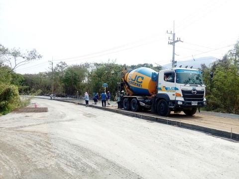 ผู้รับเหมาเทพื้นถนนคอนกรีต